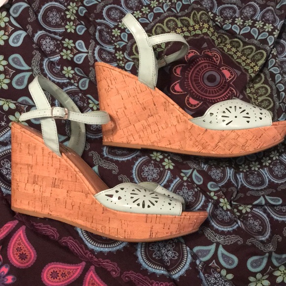 Wedge Heels - Picture 2 of 3